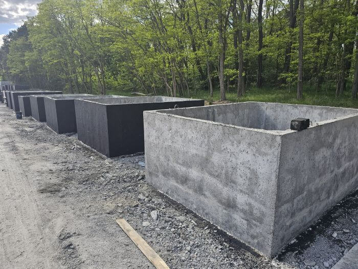 Plac produkcyjny z szambami betonowymi Toruń gotowymi do transportu
